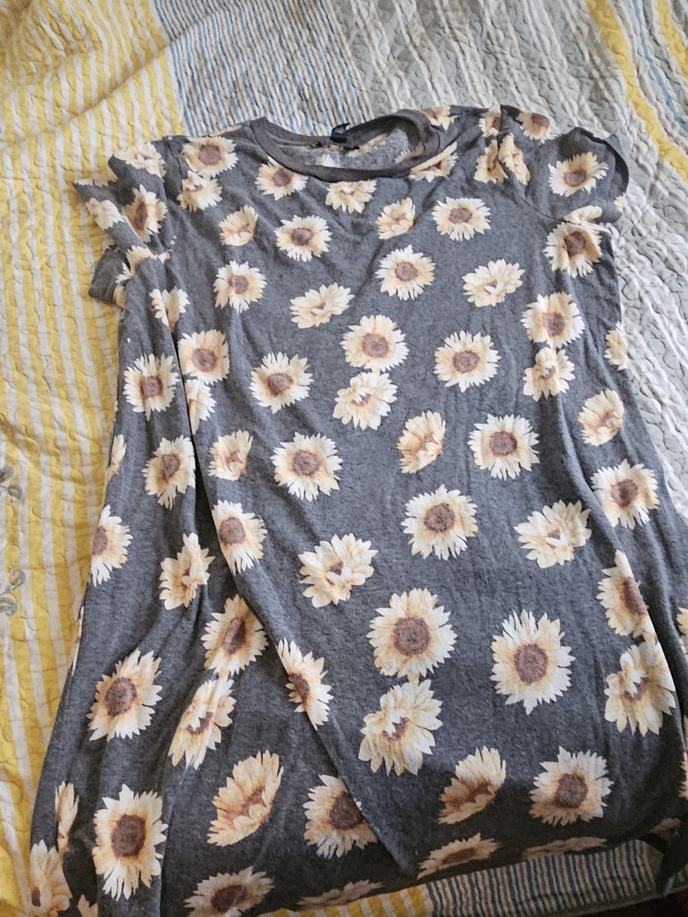 Forever 21 Gray Short-Sleeve Tee with Sunflower Print